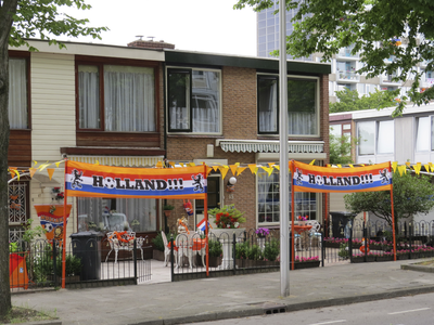 906967 Afbeelding van de oranjeversieringen langs de voortuinen van de woningen Taagdreef 15-17 te Utrecht. De ...